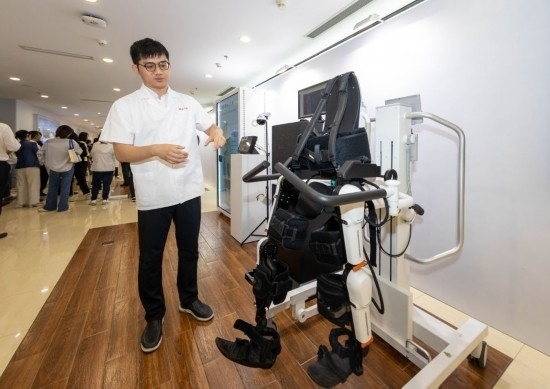 2024年5月24日，在位于上海市嘉定區(qū)的上海交通大學(xué)醫(yī)學(xué)院附屬瑞金醫(yī)院腫瘤質(zhì)子中心，工作人員介紹由瑞金醫(yī)院醫(yī)生和醫(yī)療公司共同研發(fā)的用于恢復(fù)患者下肢的醫(yī)療機(jī)器人。新華社記者 王翔 攝