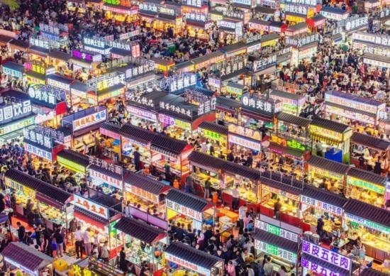 2024年4月21日，人們在河北省正定縣小商品夜市品嘗美食（無人機(jī)照片）。新華社發(fā)（武志偉 攝）