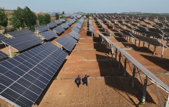 2024年4月16日，工人在河北省石家莊市靈壽縣譚莊鄉(xiāng)程家莊村的“農(nóng)光互補(bǔ)”光伏發(fā)電場巡查（無人機(jī)照片）。新華社記者 楊世堯 攝