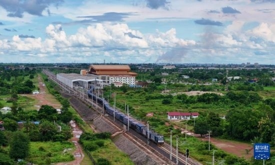 8月5日，由老撾籍火車司機獨立駕駛的滿載貨物的列車駛出萬象站，向中國昆明進發(fā)（無人機照片）。新華社發(fā)（楊永全 攝）