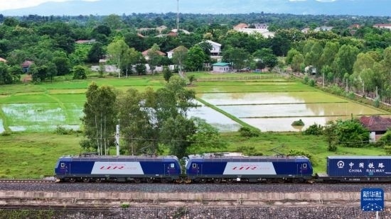 8月5日，由老撾籍火車司機獨立駕駛的滿載貨物的列車駛出萬象站，向中國昆明進發(fā)（無人機照片）。新華社發(fā)（楊永全 攝）
