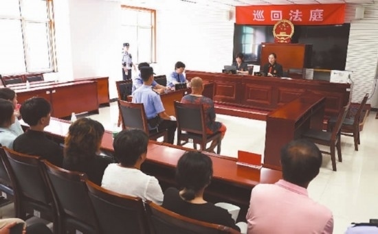 圖①：庭審現(xiàn)場。