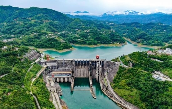 這是陜西安康水電站大壩（2024年6月21日攝，無人機(jī)照片）。新華社記者 蔡湘鑫 攝