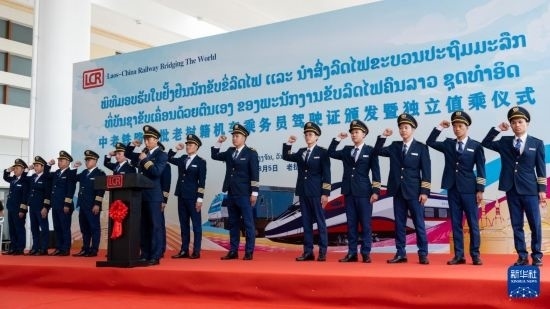 8月5日，在中老鐵路萬象站，中老鐵路首批14名老撾籍火車司機進行宣誓。新華社發(fā)（凱喬 攝）