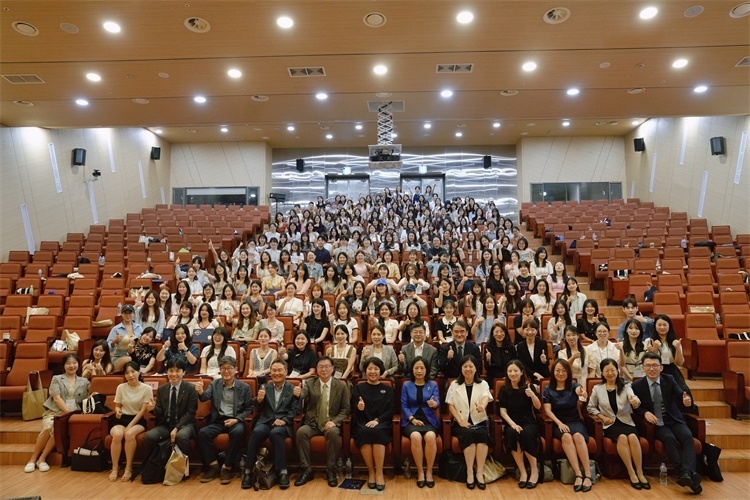 8月5日，第十一屆在韓國際中文教育志愿者崗中培訓舉行開班儀式。圖為活動現(xiàn)場合影。 教育部中外語言交流合作中心供圖