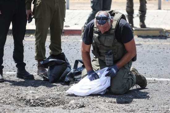 8月6日，在以色列納哈里亞，警方在無人機襲擊現(xiàn)場開展工作。以色列國防軍6日發(fā)表聲明說，多架無人機當(dāng)天從黎巴嫩射向以色列，造成以色列邊境城市納哈里亞數(shù)名平民受傷。新華社/基尼圖片社