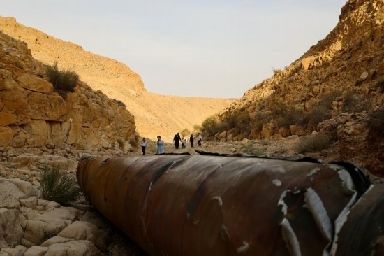 這是4月28日在以色列南部城市阿拉達(dá)附近拍攝的伊朗導(dǎo)彈殘骸。新華社發(fā)（賈馬爾·阿瓦德攝）