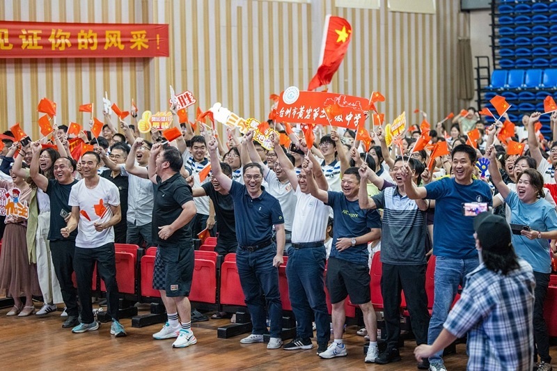 北京時間7月27日，2024年巴黎奧運會首個比賽日，在射擊10米氣步槍混合團體比賽中，中國選手黃雨婷/盛李豪獲得金牌。圖為黃雨婷的母校師生們通過收看奧運直播的方式為她加油助威。