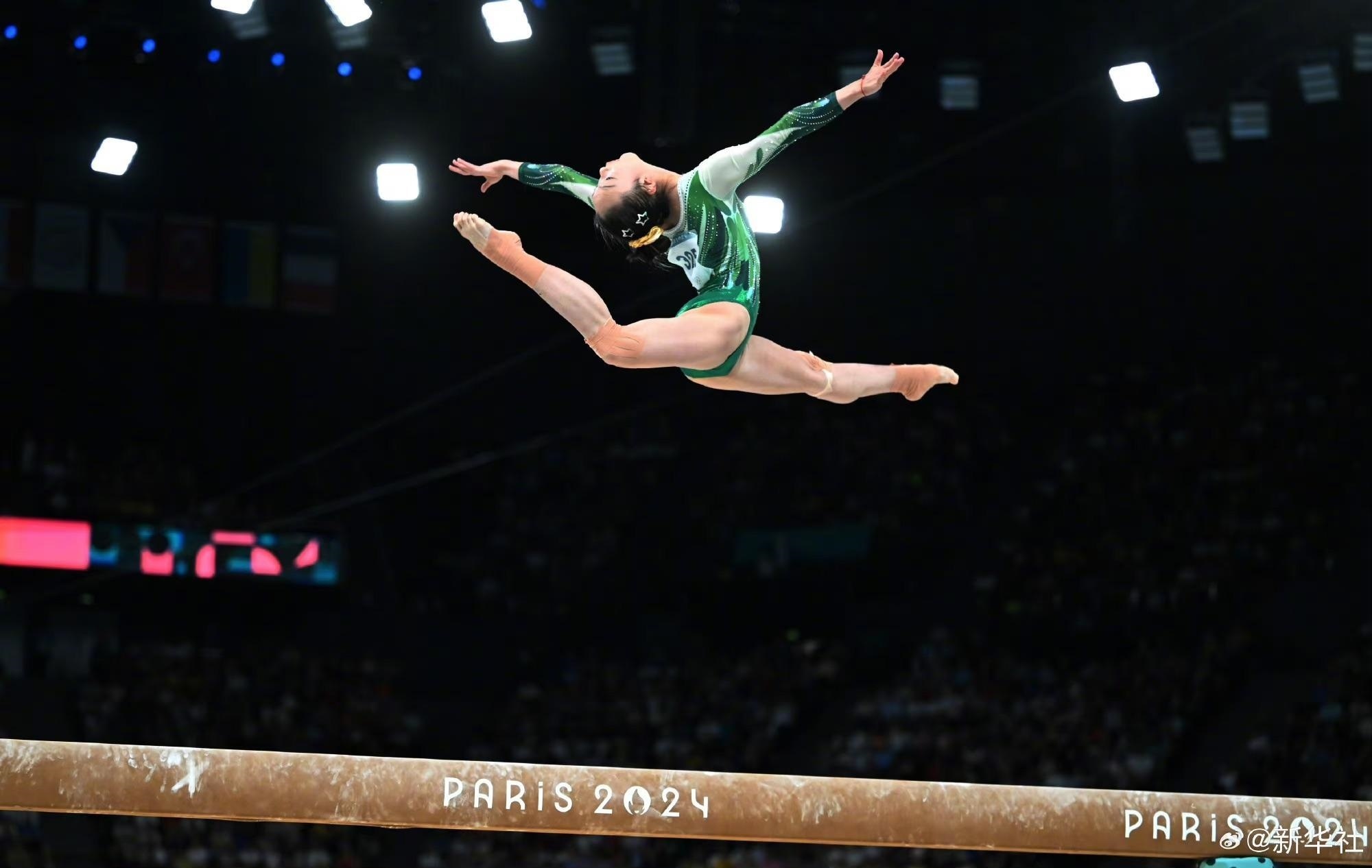 巴黎奧運(yùn)會(huì)體操女子平衡木比賽中，中國(guó)選手周雅琴的靚麗身姿