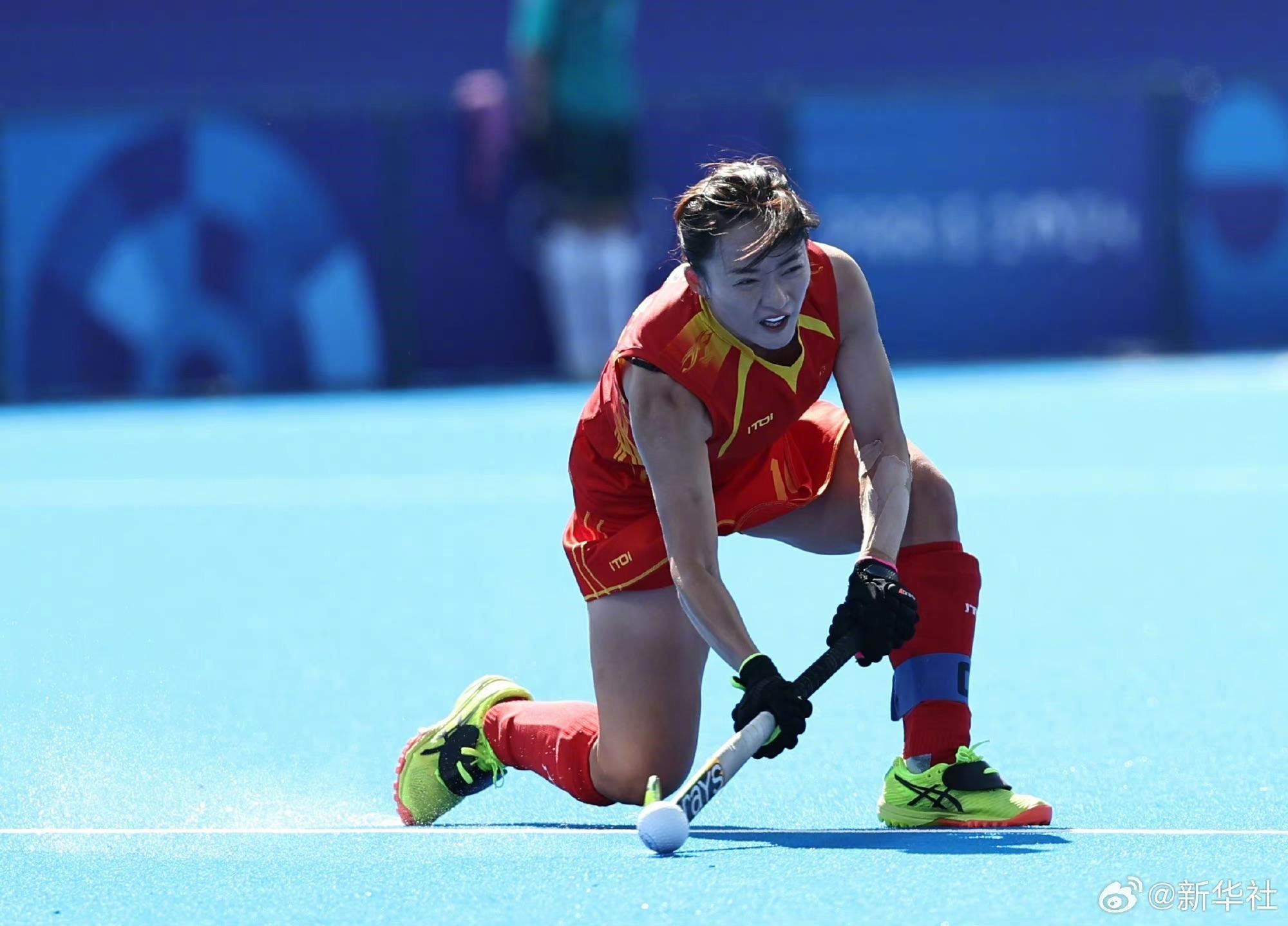 巴黎奧運(yùn)會(huì)上，中國(guó)女子曲棍球隊(duì)在賽場(chǎng)揮灑汗水