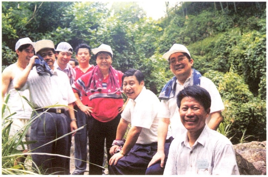 1999年6月，習(xí)近平在福州森林公園參加紀念毛主席“發(fā)展體育運動，增強人民體質(zhì)”題詞47周年登山健身活動。（資料照片，來源：《習(xí)近平在福建》（下））