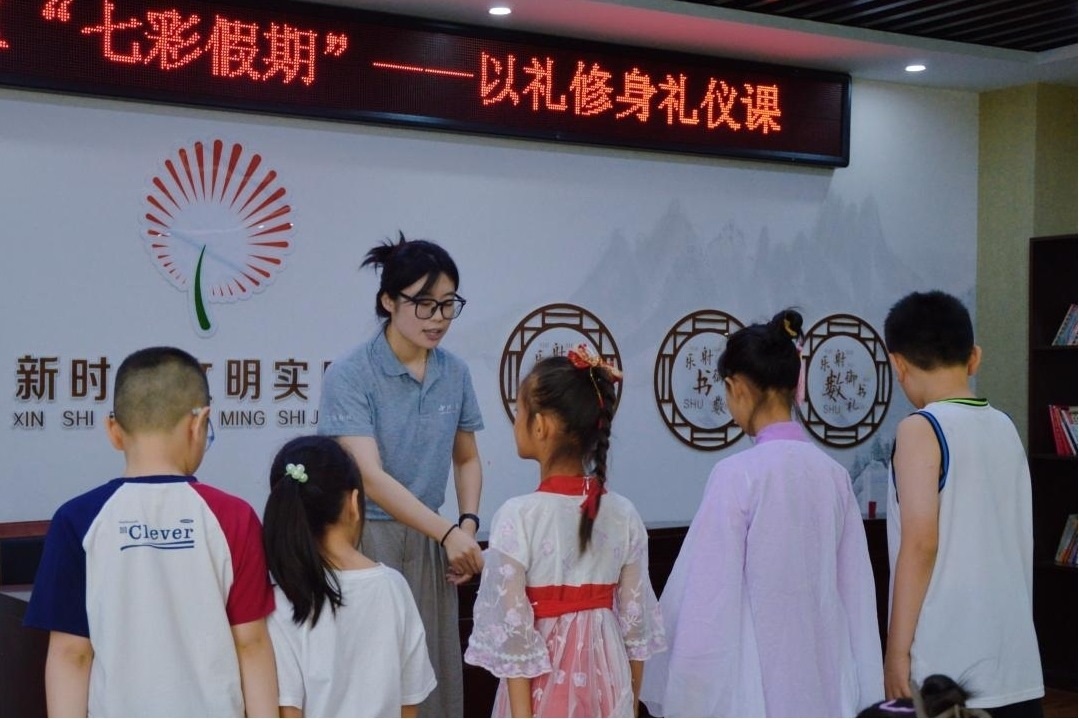 曲阜市小雪街道如意社區(qū)新時代文明實踐站以禮修身禮儀課。謝婉瑩 攝