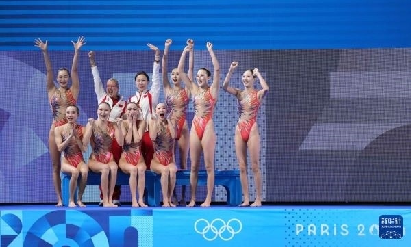 北京時間8月8日凌晨，巴黎奧運會花樣游泳集體項目的最后一項比賽集體技巧自選在巴黎奧林匹克水上運動中心舉行。中國隊奪得花樣游泳集體項目金牌。圖為中國隊在比賽后慶祝奪冠。新華社記者 薛宇舸 攝