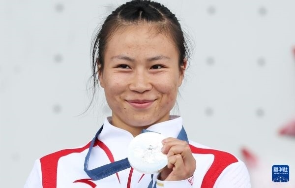 北京時(shí)間8月7日，在巴黎奧運(yùn)會(huì)攀巖女子速度賽比賽中，中國(guó)選手鄧麗娟獲得銀牌。圖為亞軍中國(guó)選手鄧麗娟在頒獎(jiǎng)儀式上。新華社記者 高靜 攝