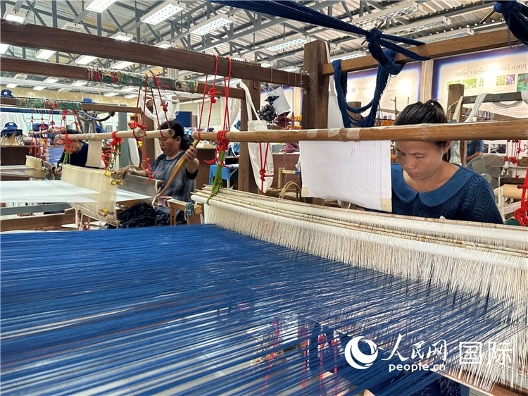 當?shù)氐逅{染色織造手工作坊。人民網(wǎng)記者 簡承淵攝