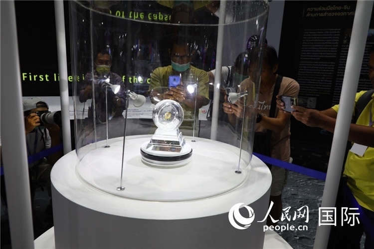 “嫦娥五號(hào)”探測器從月球帶回的月球樣品在泰國展出。人民網(wǎng)記者簡承淵攝