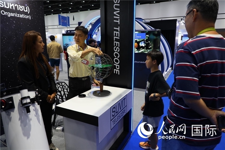 專家向觀眾講述航天知識(shí)。人民網(wǎng)記者簡承淵攝。