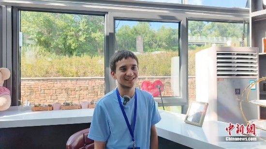 圖為外籍青年杜喬接受采訪。曹淼欣攝