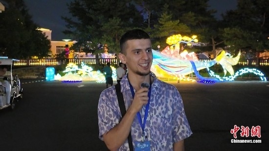 圖為外籍青年李浩然接受采訪。曹淼欣 攝