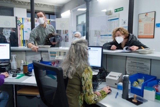 1月15日，人們在西班牙馬德里一家診所內(nèi)就診。新華社發(fā)（古斯塔沃·巴連特?cái)z）