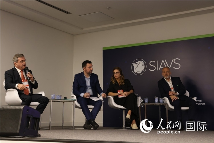 巴西動(dòng)物蛋白協(xié)會(huì)高層管理人員在展覽會(huì)舉辦前接受外國(guó)記者采訪(fǎng)。 人民網(wǎng)記者 時(shí)元皓攝