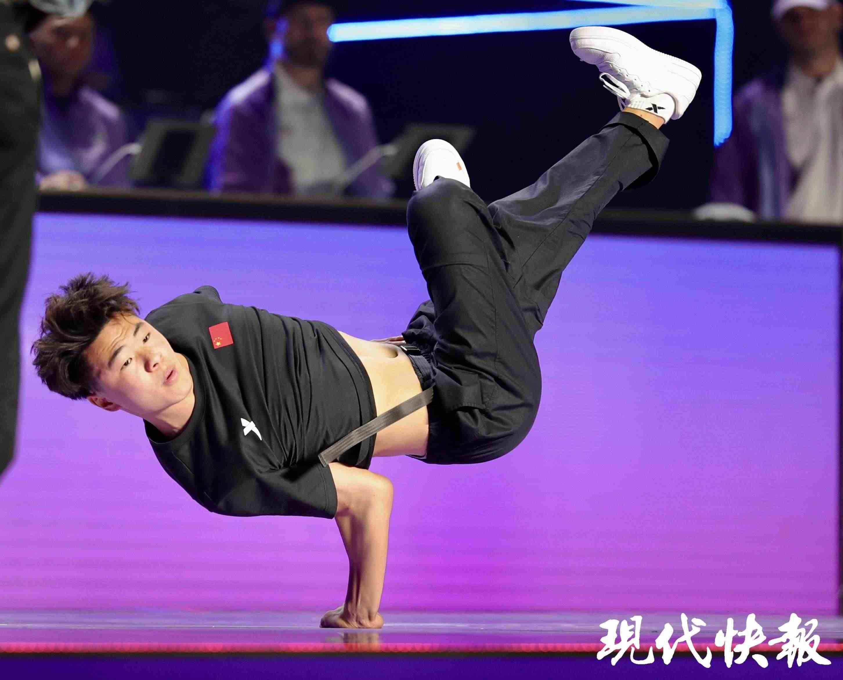 中國運(yùn)動員亓祥宇在霹靂舞比賽上