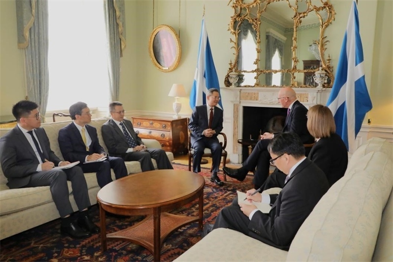 中國駐英國大使鄭澤光在愛丁堡會(huì)見蘇格蘭首席部長(zhǎng)斯溫尼。中國駐英國使館供圖