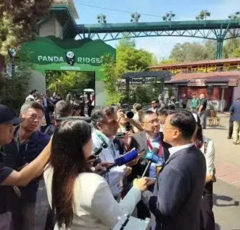 謝鋒大使現(xiàn)場接受記者采訪。中國駐美大使館供圖