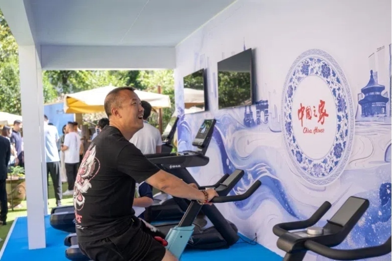 參觀者在智慧體育公園體驗(yàn)動(dòng)感單車。巴黎