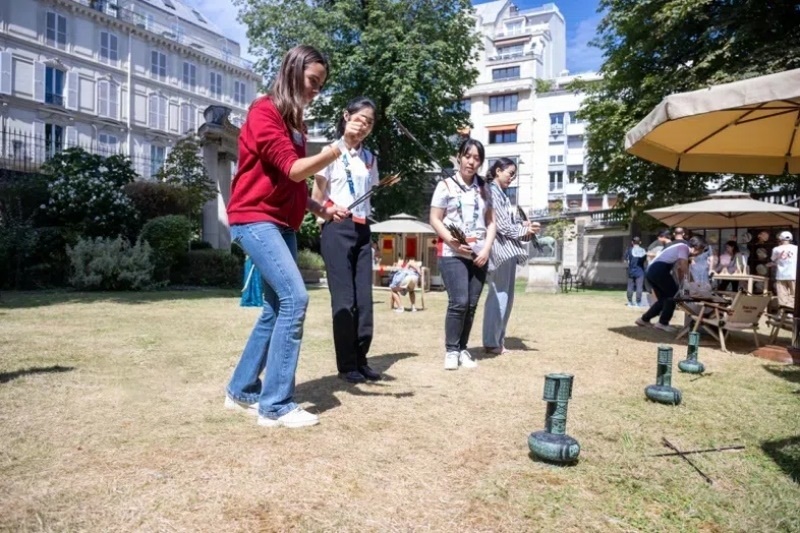 中外友人體驗(yàn)投壺游戲。巴黎