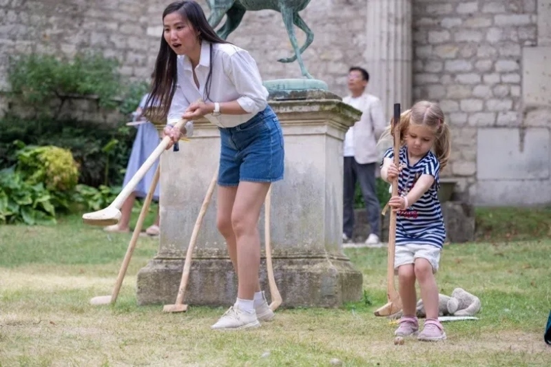 小朋友體驗(yàn)捶丸游戲。巴黎