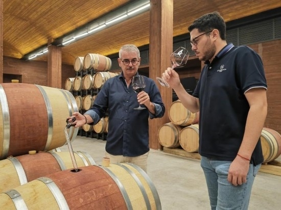  8月7日，尼古拉·格里馬（左）與同事在酒窖中。新華社記者 劉海 攝