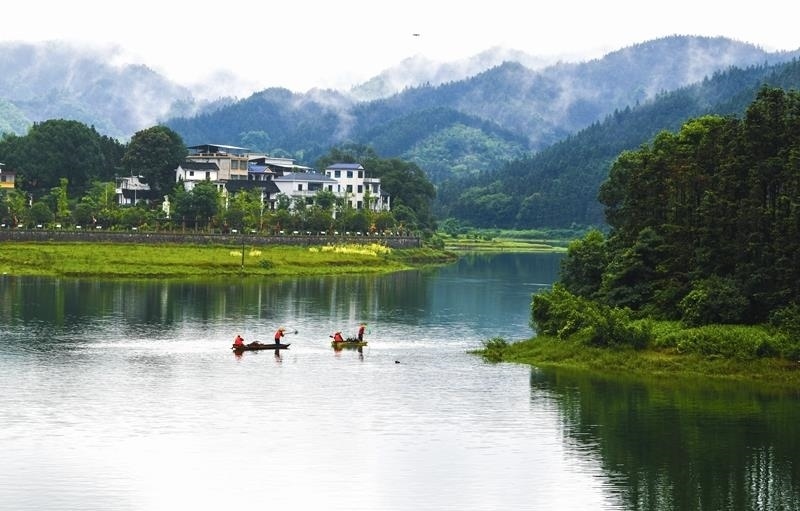 2024年6月5日，志愿者在湖南常寧市洋泉水庫(kù)清理水面漂浮物。
