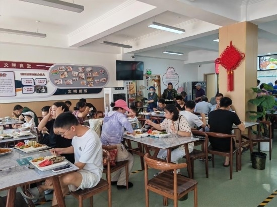 清水灣社區(qū)食堂坐滿了前來(lái)就餐的居民。新華社記者 鄒欣媛 攝