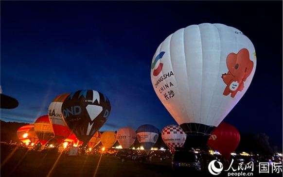 來自中國長沙的定制熱氣球亮相布里斯托國際氣球節(jié)。人民網(wǎng)記者 余穎攝