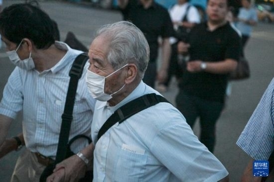 8月12日晚，侵華日軍第七三一部隊（簡稱“731部隊”）“少年隊”原隊員清水英男，乘機抵達哈爾濱。新華社記者 王松 攝