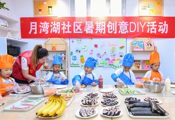 漯河市月灣湖社區(qū)青少年活動室里，志愿者教孩子們做手工。 齊國霞攝