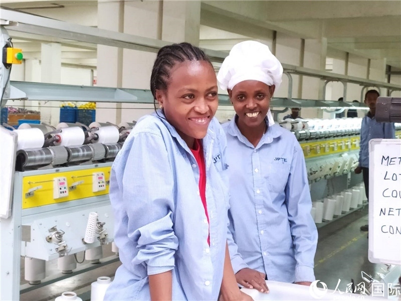 無(wú)錫金茂埃塞面料廠車(chē)間的當(dāng)?shù)嘏?。人民網(wǎng)記者黃培昭攝