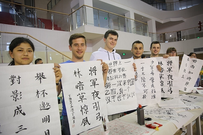 2017年6月5日，來自青島大學和中國石油大學（華東）的外國留學生在展示現(xiàn)場完成的書法作品。