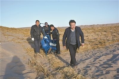 徐先英（右一）帶隊在沙漠腹地試驗新型手扶式小沙障機。受訪者供圖