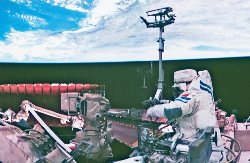 黨的十八大以來，我國科技事業(yè)取得歷史性成就、發(fā)生歷史性變革，科技自立自強成果持續(xù)涌現(xiàn)。圖為2024年7月3日在北京航天飛行控制中心拍攝的神舟十八號航天員李聰在空間站組合體艙外作業(yè)的畫面。 新華社記者 郭中正/攝