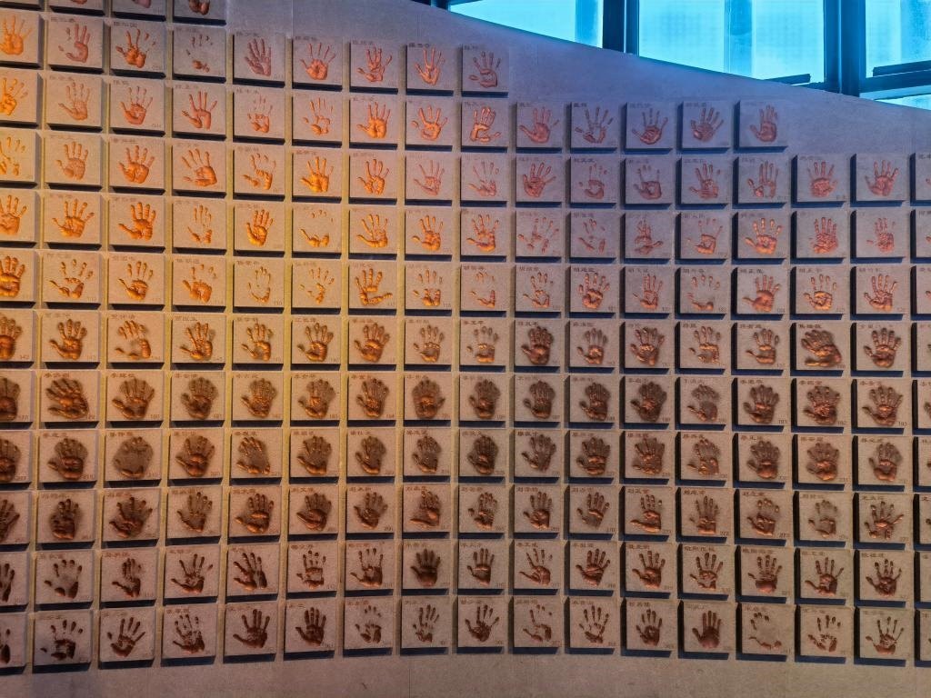 圖為侵華日軍南京大屠殺遇難同胞紀念館“三個必勝”展廳排列的648個鮮紅的手?。ň植浚?。新華社記者 邱冰清 攝