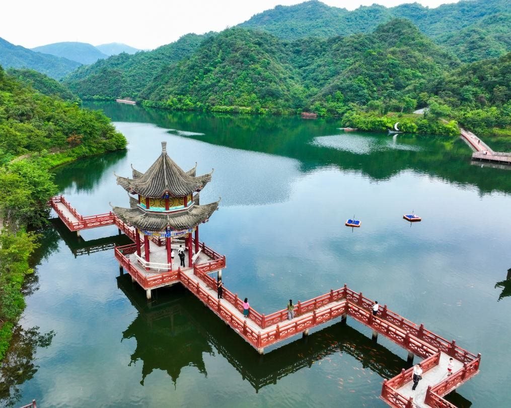 2024年8月11日，游客在湖南省雙牌縣陽明山國家森林公園萬和湖休閑游玩。新華社發(fā)（周秀魚春攝）