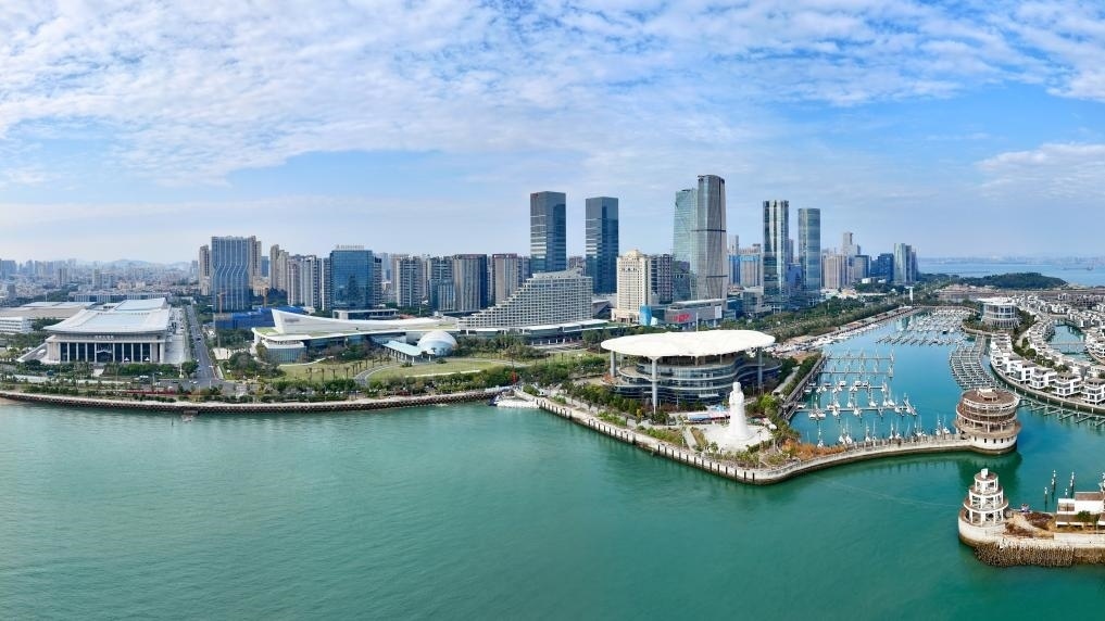 2024年1月24日拍攝的廈門國際會(huì)議中心、環(huán)島路一帶濱海城市景觀。新華社記者姜克紅攝