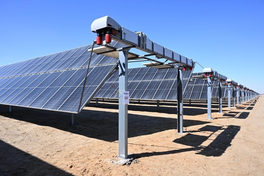 這是2023年3月18日在位于阿聯(lián)酋阿布扎比南部的艾爾達(dá)芙拉光伏電站拍攝的光伏板。新華社發(fā)（中國機(jī)械設(shè)備工程股份有限公司阿布扎比分公司供圖）