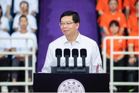 邱勇為新生講授開學第一課。學校供圖