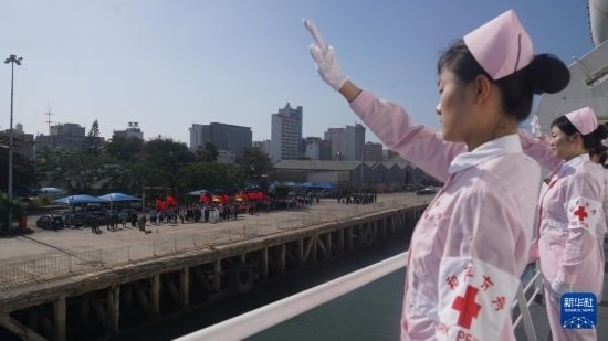 當(dāng)?shù)貢r(shí)間8月16日上午10時(shí)許，執(zhí)行“和諧使命-2024”任務(wù)的中國(guó)海軍“和平方舟”號(hào)醫(yī)院船圓滿(mǎn)結(jié)束對(duì)莫桑比克的訪(fǎng)問(wèn)，駛離馬普托港，前往本次任務(wù)第五站南非。新華社發(fā)（曹春耀 攝）