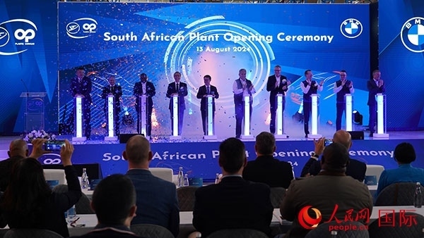 嘉賓點亮燈柱。人民網(wǎng) 張茜攝