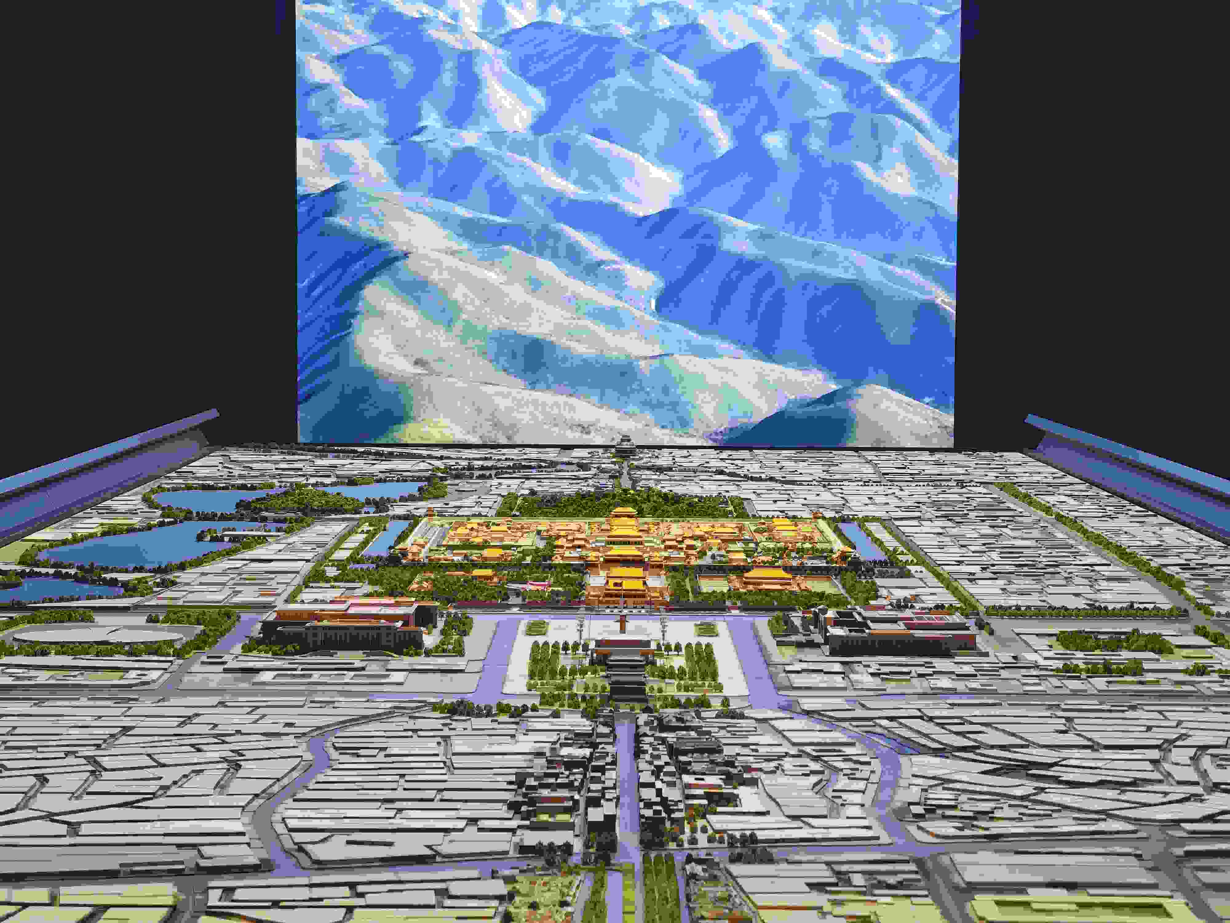 2023年3月，北京首都博物館精心制作的16米長中軸線沙盤，配以立體投影技術(shù)，展現(xiàn)了北京中軸線之壯美。