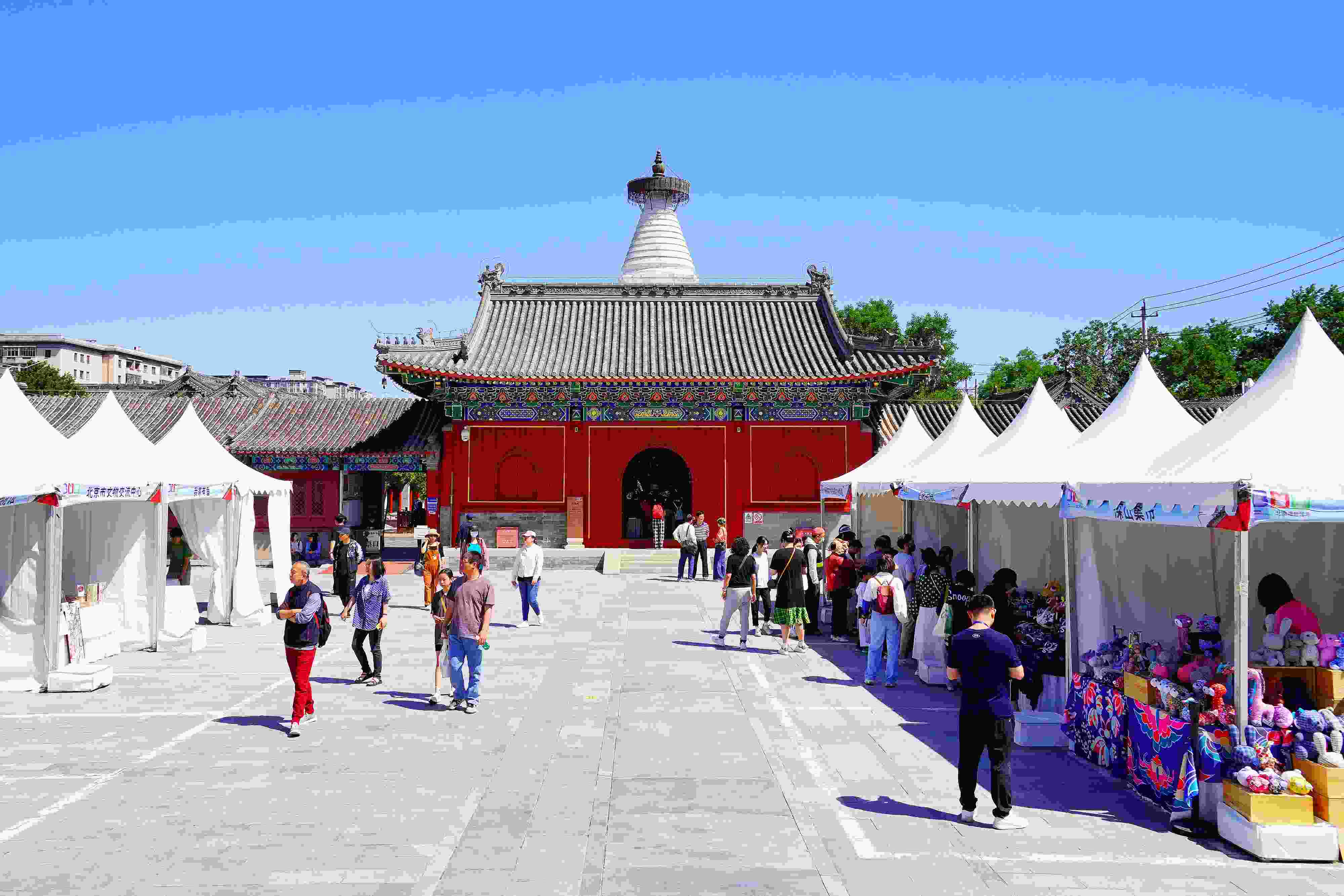 2024年5月，“北京白塔文化市集”在已有700余年歷史的妙應(yīng)寺白塔下舉行。